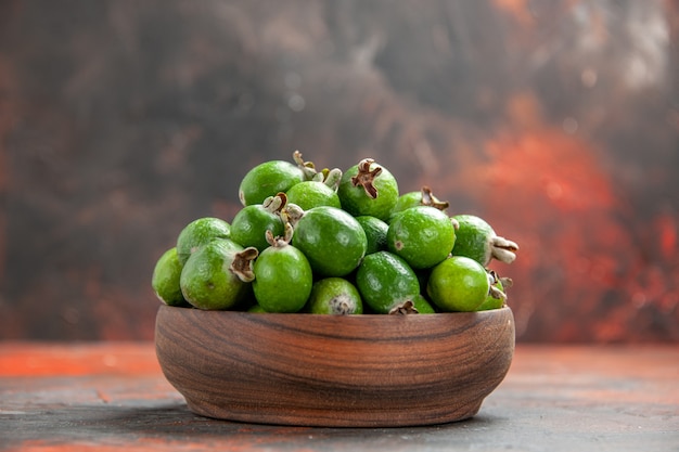 Gratis foto close-up op kleine vitaminebom verse feijoas-vruchten