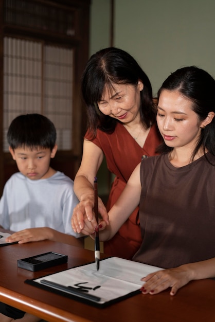 Close-up op leerlingen die Japanse kalligrafie doen, genaamd shodo