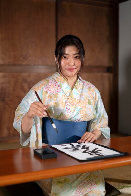 Close-up op leraar die Japanse kalligrafie doet, genaamd shodo
