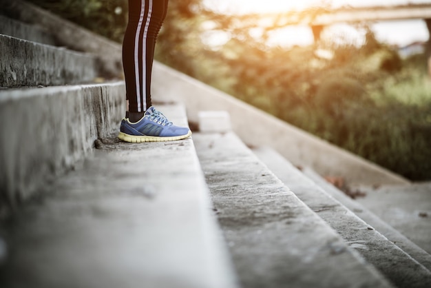 Close-up op loopschoenen Fitness vrouwen training en joggen