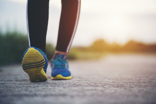 Close-up op loopschoenen Fitness vrouwen training en joggen