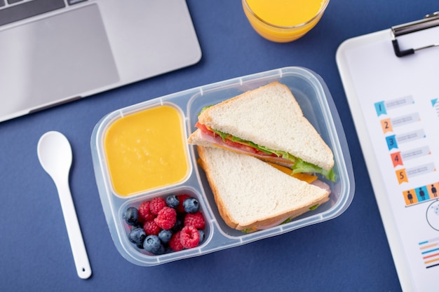 Close-up op lunchboxen met heerlijk eten