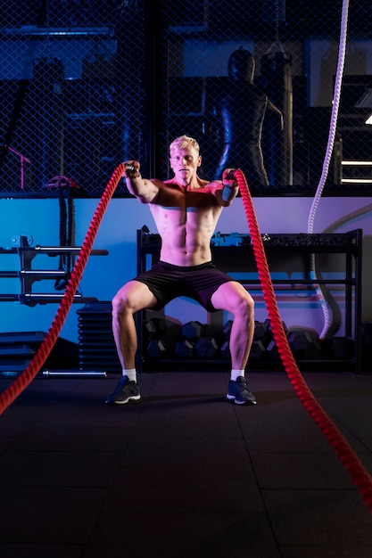 Gratis foto close-up op man die crossfit workout doet