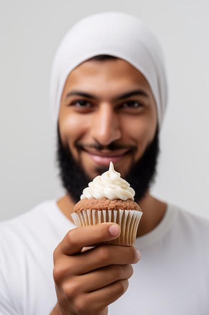 Gratis foto close-up op man met heerlijke cupcake