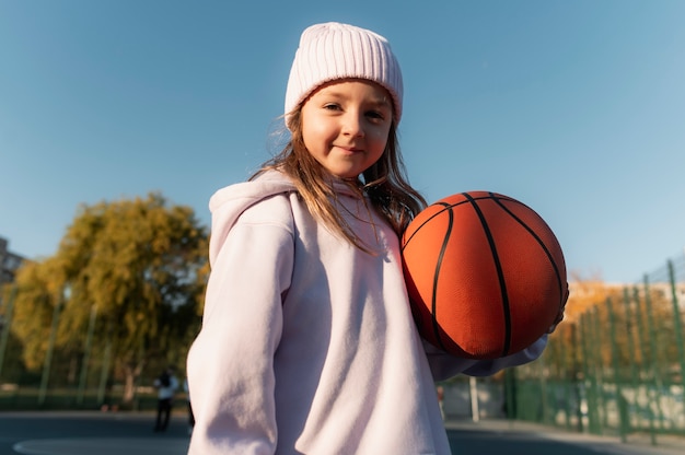 Gratis foto close-up op meisje dat basketbal speelt