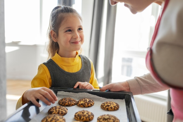 Gratis foto close-up op meisje koken met haar grootmoeder