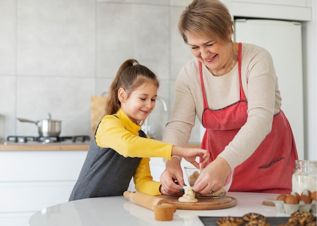 Close-up op meisje koken met haar grootmoeder