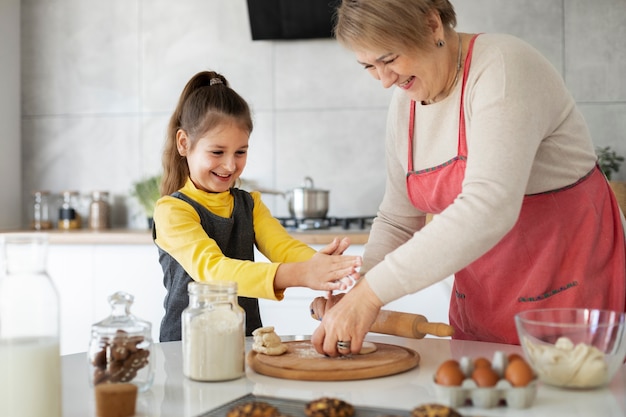 Close-up op meisje koken met haar grootmoeder