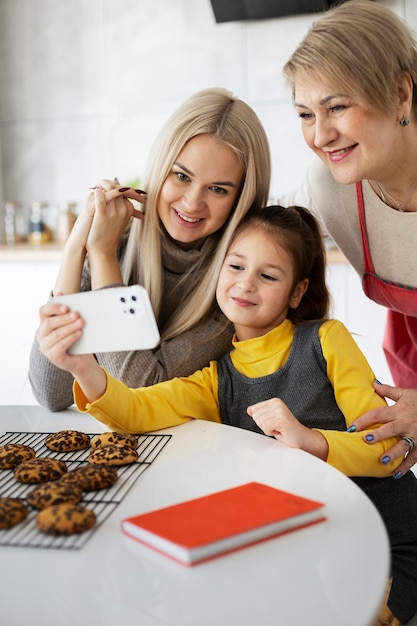 Gratis foto close-up op meisje koken met haar moeder en grootmoeder