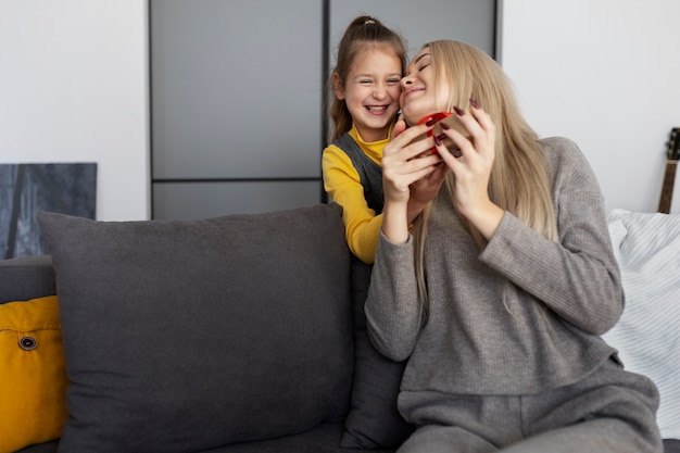 Gratis foto close-up op meisje met haar moeder