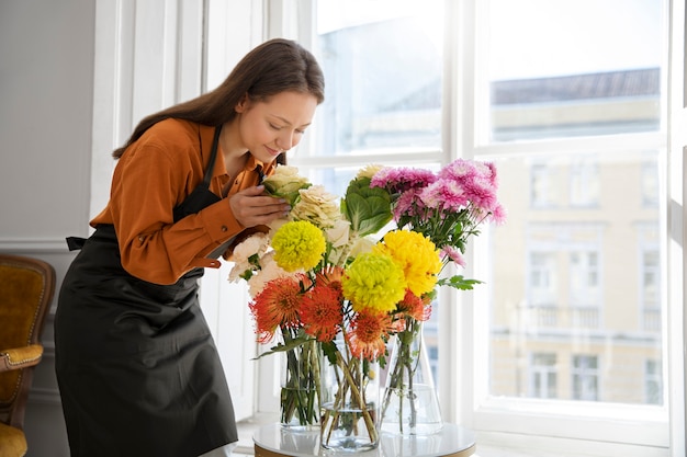 Gratis foto close-up op mooie bloemist vrouw