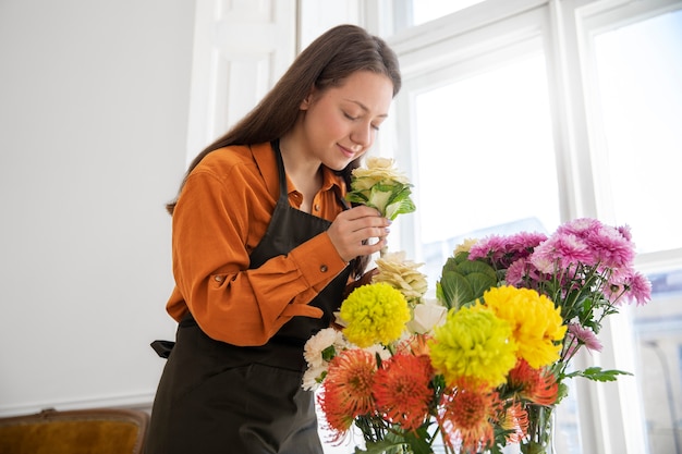 Gratis foto close-up op mooie bloemist vrouw