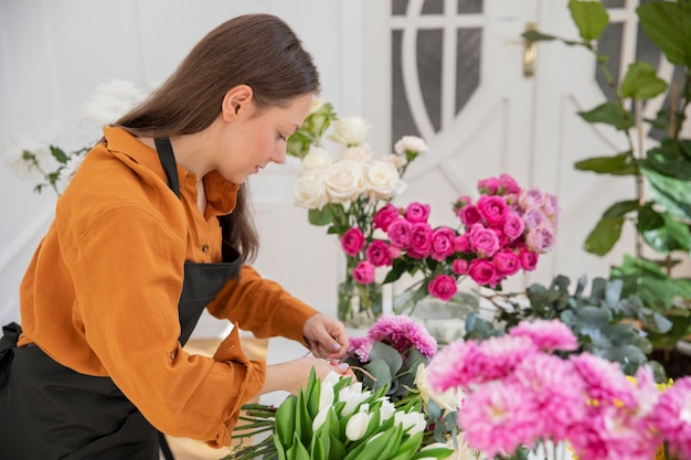 Gratis foto close-up op mooie bloemist vrouw