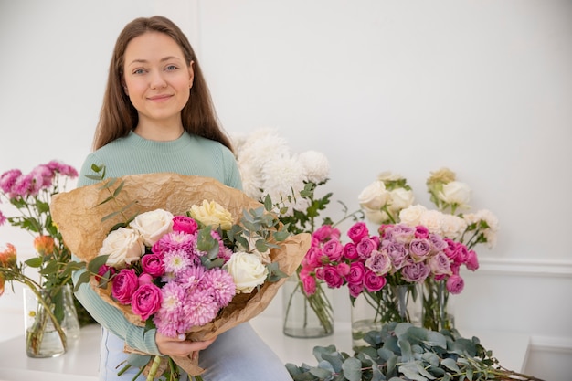 Gratis foto close-up op mooie bloemist vrouw