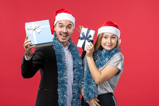 Close-up op mooie jonge paar dragen kerstmutsen isolated