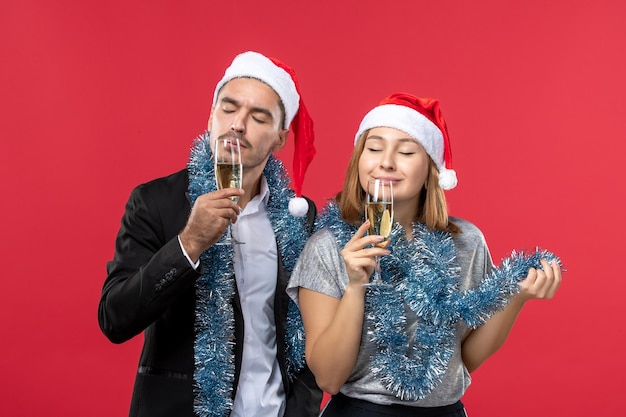 Close-up op mooie jonge paar dragen kerstmutsen isolated