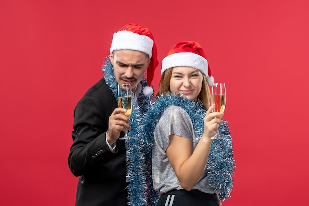 Close-up op mooie jonge paar dragen kerstmutsen isolated