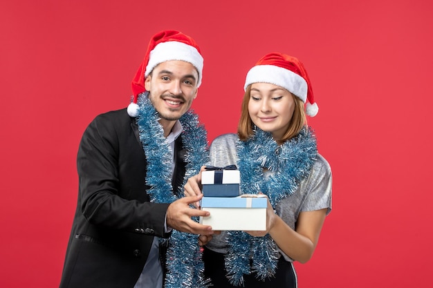 Close-up op mooie jonge paar dragen kerstmutsen isolated