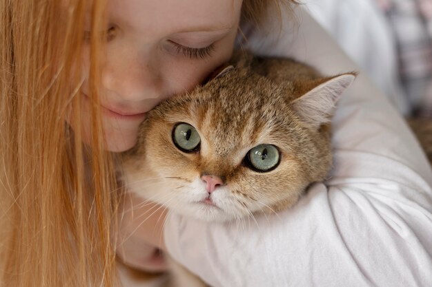 Close-up op mooie kat met klein meisje