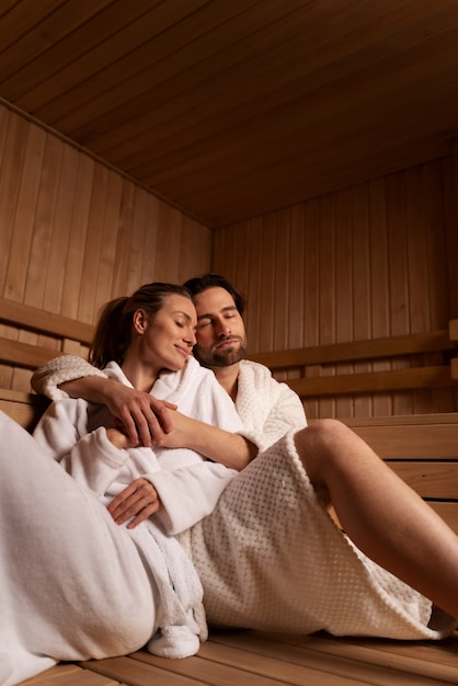 Close-up op paar ontspannen in de sauna