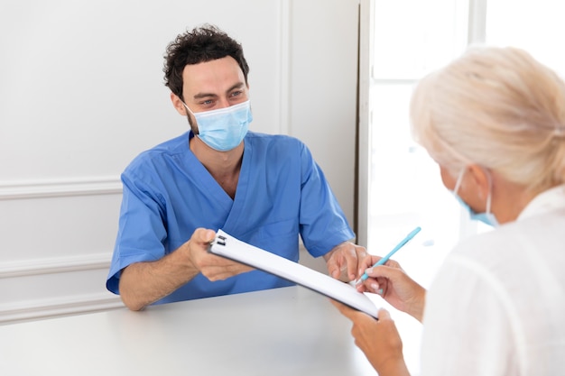 Close-up op pacient in gesprek met dokter over vaccin