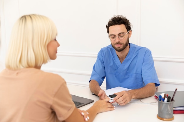 Gratis foto close-up op pacient in gesprek met dokter over vaccin