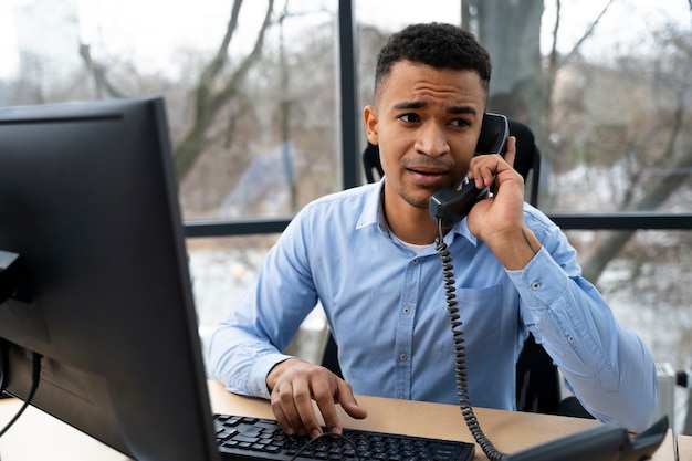 Close-up op persoon die in callcenter werkt