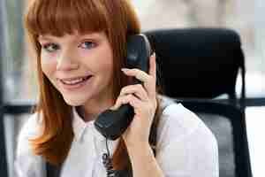 Gratis foto close-up op persoon die in callcenter werkt