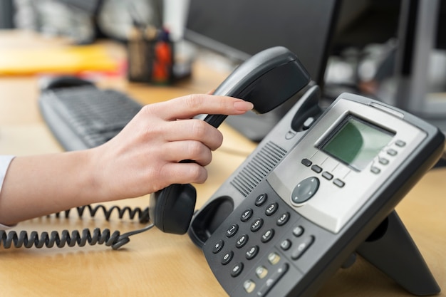 Close-up op persoon die in callcenter werkt