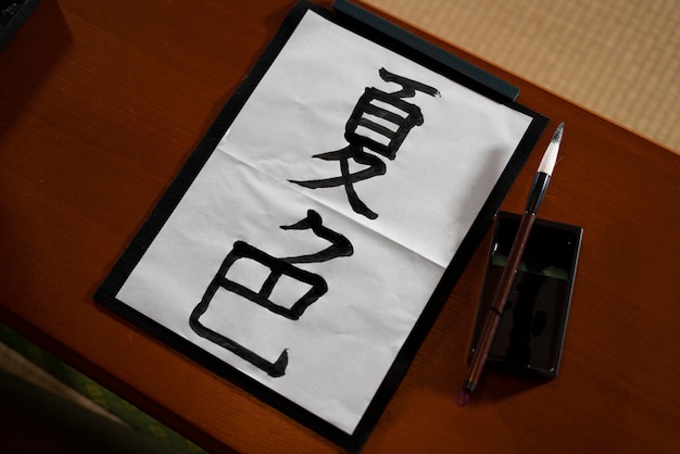 Close-up op persoon die Japanse kalligrafie doet, genaamd shodo