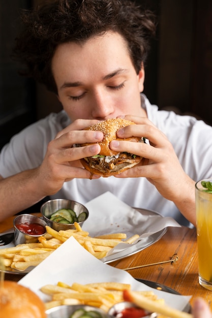 Close-up op persoon die van eten geniet