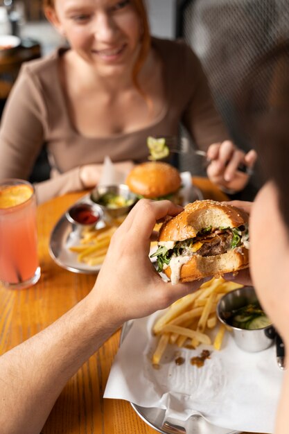 Close-up op persoon die van eten geniet