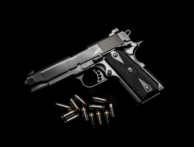 Close-up op pistool omgeven door kogels
