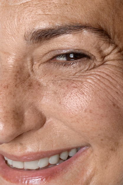 Close-up op poriën op het gezicht van de vrouw