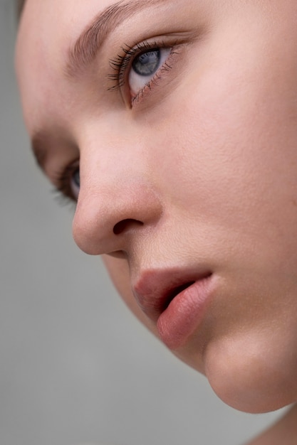 Close-up op portret van vrouw met gehydrateerde huid