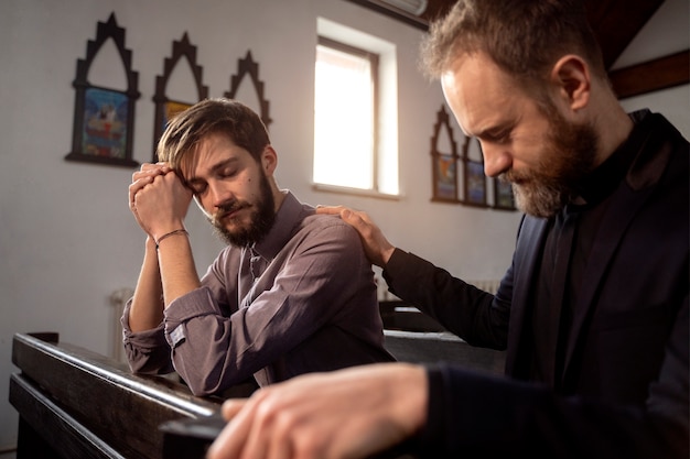 Close-up op priester praten met persoon