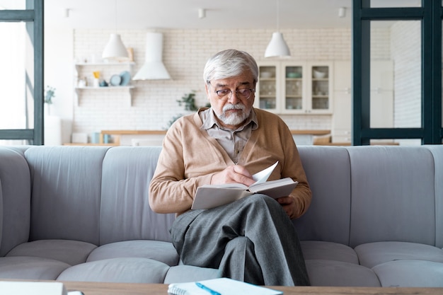 Close-up op senior persoon tijdens het leren