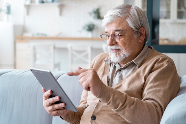 Gratis foto close-up op senior persoon tijdens het leren