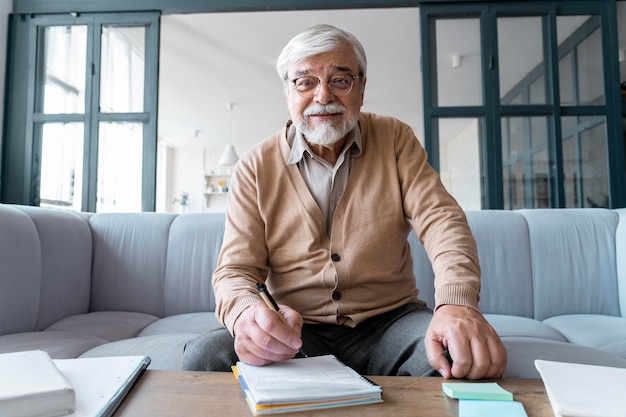 Close-up op senior persoon tijdens het leren