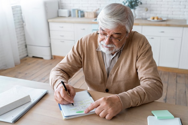 Close-up op senior persoon tijdens het leren