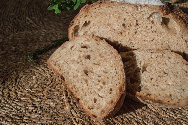 Close-up op sneetjes ambachtelijk brood bekleed met stro Stukjes vers zelfgemaakt zuurdesembrood gezond gezond biologisch voedsel