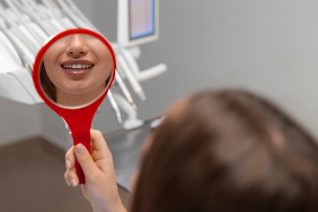 Close-up op tandarts met behulp van instrumenten