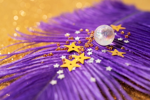 Close-up op veer met confetti, vonken en glitter