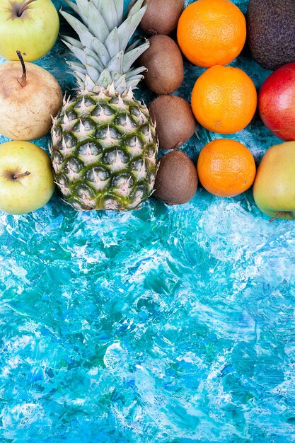 Gratis foto close-up op vers biologisch fruit op kleurrijke achtergrond