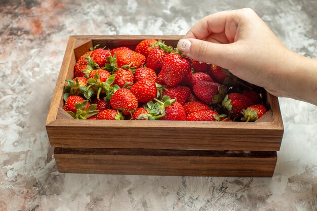 Close-up op verse aardbeien in een kleine bruine houten kist