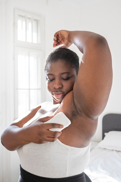 Close-up op vrouw die deodorant aanbrengt