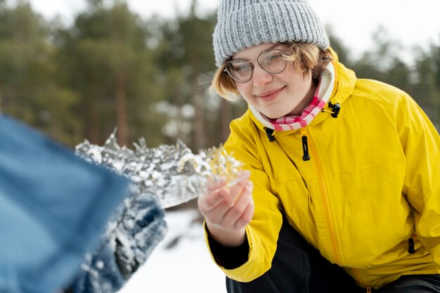 Gratis foto close-up op vrouw tijdens winterreis