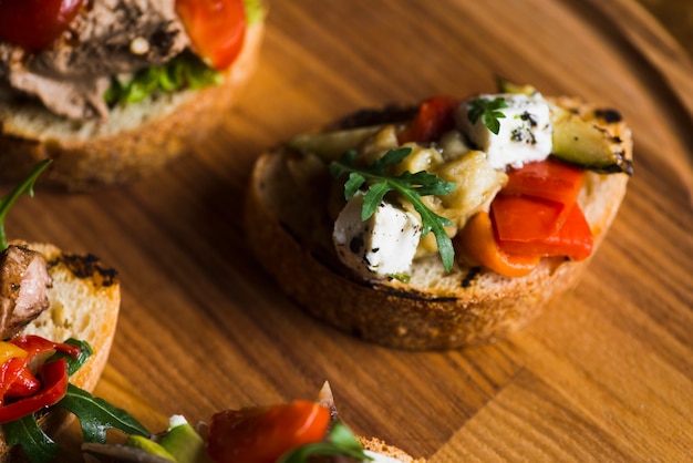 Gratis foto close-up open sandwich op een houten bord