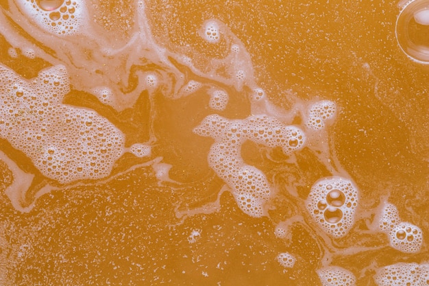 Close-up oranje water met witte verf