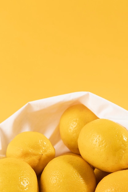 Close-up organische citroenen met exemplaarruimte